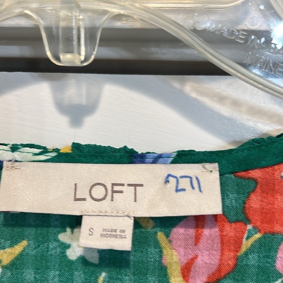 Loft Floral Green Women's Top size small. - Picture 5 of 10